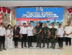 Komitmen Selesaikan Persoalan Aset TNI, Mentri Nusron Serahkan Sertifikat Tanah untuk Puslabfor TNI AD Terluas se-Asia