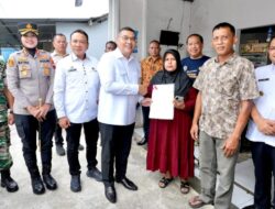 Serahkan Sertipikat Elektronik Door to Door di Semarang, Wamen Ossy Tekankan Soal Keamanan dan Kemudahan Akses