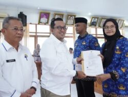 Bupati Tanah Datar Serahkan SK kepada 46 Orang CPNS Pemkab Tanah Datar, Ini Pesan Bupati