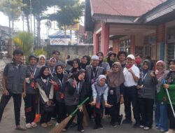 Camat Pariangan Bersama Mahasiswa KKN UIN Imam Bonjol Padang Goro bersama di Pasar Simabur