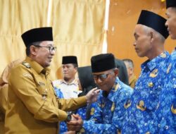 Bupati Eka Putra Ambil Sumpah 12 Orang Pegawai PPPK Tahun 2024