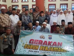 Kapolres Tanah Datar Subuh Berjamaah di Mushola AlMuhajirin di Komplek Garuda Mas