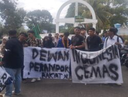 Puluhan Mahasiswa UIN Batusangkar Demo di DPRD Disambut oleh Ketua dan Anggota DPRD