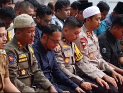 Di Sela Demo Mahasiswa, Kapolres Tanah Datar Kumandangkan Azan Pertanda Waktu Sholat Sudah Masuk
