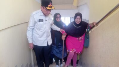 Wawako Maigus Nasir Tuntun Warga yang Kesulitan Naik Shelter SMP N 25