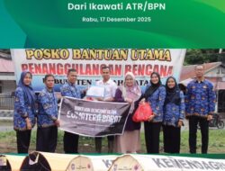 Kepala Kantor Pertanahan Tanah Datar Serahkan Bantuan IKAWATI ATR/BPN kepada Korban Bencana