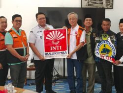 Wujud Kepedulian Terhadap Sesama Saudara, Pemkab Bulukumba Serahkan Bantuan Untuk Korban Bencana di Tanah Datar