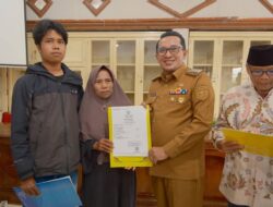 Bupati Tanah Datar Serahkan Santunan Jasa Raharja kepada Ahli Waris Korban Kecelakaan di Panyalaian