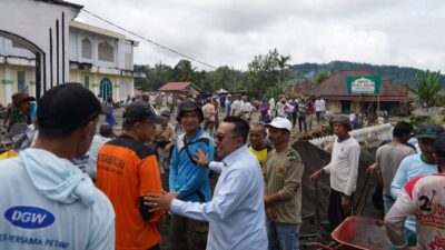 Bupati Eka Putra Berikan Bantuan serta Hadir Langsung dan Apresiasi Gotong Royong Pembangunan Halaman Masjid Nurul Falah