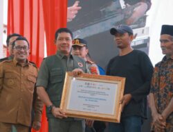 Kepala BNPB Serahkan Bantuan Dana Stimulan Rumah Rusak Kepada 126 KK di Tanah Datar