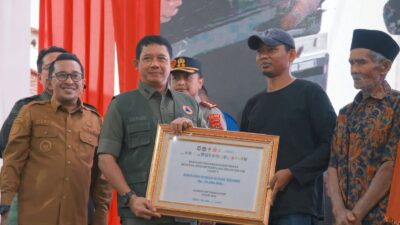 Kepala BNPB Serahkan Bantuan Dana Stimulan Rumah Rusak Kepada 126 KK di Tanah Datar