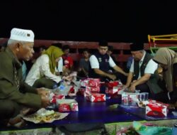 Pastikan Korban Bencana Nyaman, Bupati Tanah Datar Sahur Bersama Penghuni Huntara di Guguak Malalo