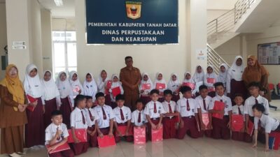 Sebanyak 31 Orang Murid SDN 10 Baringin Kunjungi Perpustakaan Daerah Tanah Datar