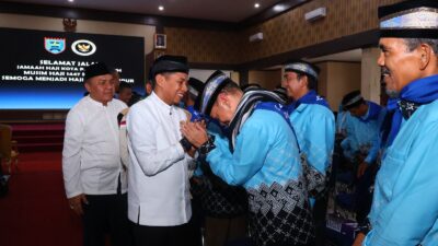 Ketua DPRD Payakumbuh Lepas 175 Calon Haji, Ingatkan Jaga Niat dan Kekompakan