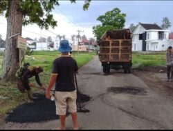 Ruas Jalan Simpang Manunggal ke Piliang yang Berlubang Ditambal