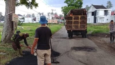 Ruas Jalan Simpang Manunggal ke Piliang yang Berlubang Ditambal
