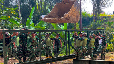 Sinergi TNI dan Warga, Kodim Tanah Datar Bangun Jembatan Bailey di X Koto
