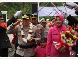 Tradisi Pedang Pora Sambut Kedatangan dan Pelepasan Kapolres Tanah Datar di Mako Polres