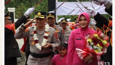 Tradisi Pedang Pora Sambut Kedatangan dan Pelepasan Kapolres Tanah Datar di Mako Polres