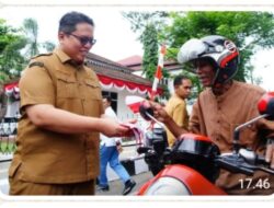 Wakapolres Tanah Datar Hadiri Pembagian 4.000 Bendera Merah Putih, Wujudkan Semangat Nasionalisme Jelang HUT ke-81 RI