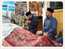 Bupati Tanah Datar Melayat ke Rumah Duka Seorang ASN yang Meninggal Dunia