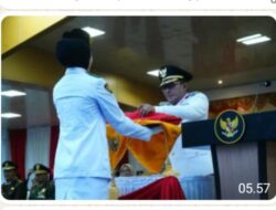 Warga Padati Lapangan Cindua Mato Saksikan Penurunan Bendera HUT ke-81 RI