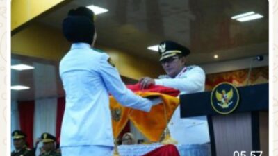 Warga Padati Lapangan Cindua Mato Saksikan Penurunan Bendera HUT ke-81 RI