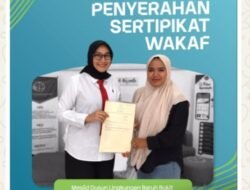 Kantor Pertanahan Kab.Tanah Datar Serahkan Sertifikat Tanah Wakaf Masjid di Baruh Bukit