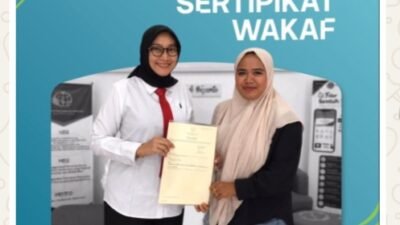 Kantor Pertanahan Kab.Tanah Datar Serahkan Sertifikat Tanah Wakaf Masjid di Baruh Bukit