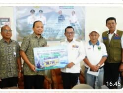 Kiriman Kabut Asap Kembali Datang, BPJS Kesehatan Serahkan 38.750 Masker untuk Tanah Datar